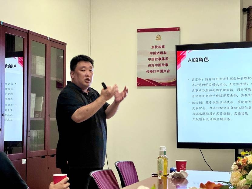 图片包含 人, 室内, 桌子, 男人
AI 生成的内容可能不正确。